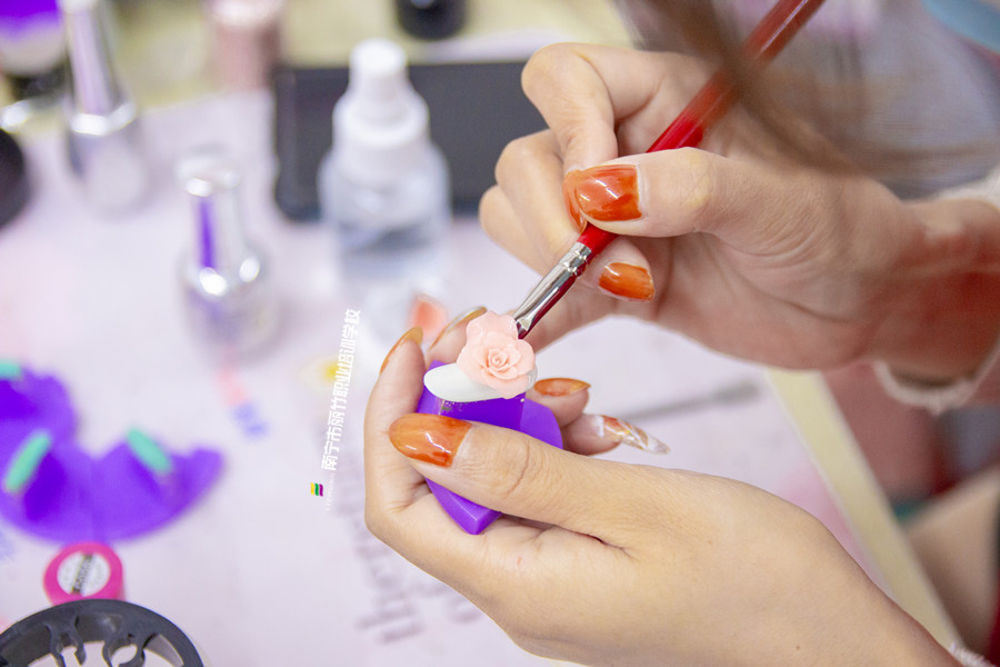 廣西美甲行業(yè)：雕花美甲的注意事項(xiàng)