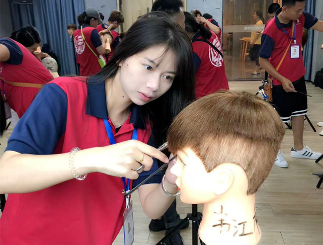 男發(fā)班課堂練習花絮，南寧美發(fā)男士剪發(fā)學校