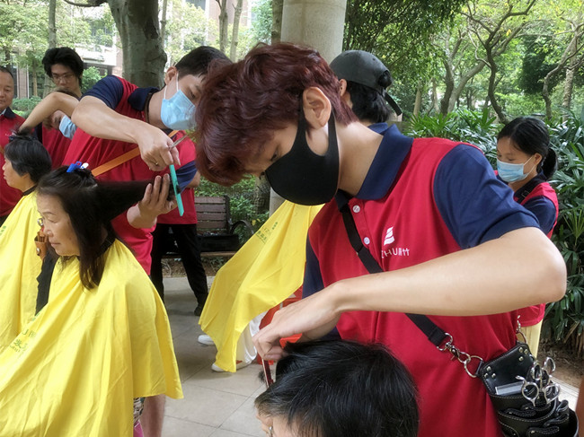 國(guó)慶送“禮”，南寧美發(fā)技術(shù)學(xué)校進(jìn)行免費(fèi)理發(fā)活動(dòng)