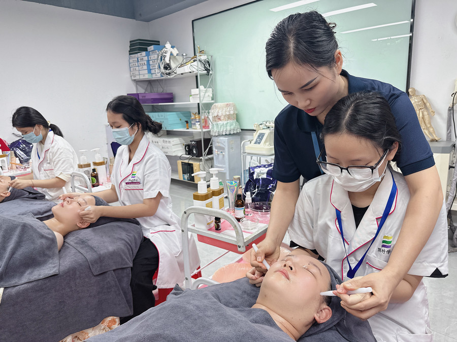 面部撥筋手法考核，南寧皮膚管理培訓(xùn)