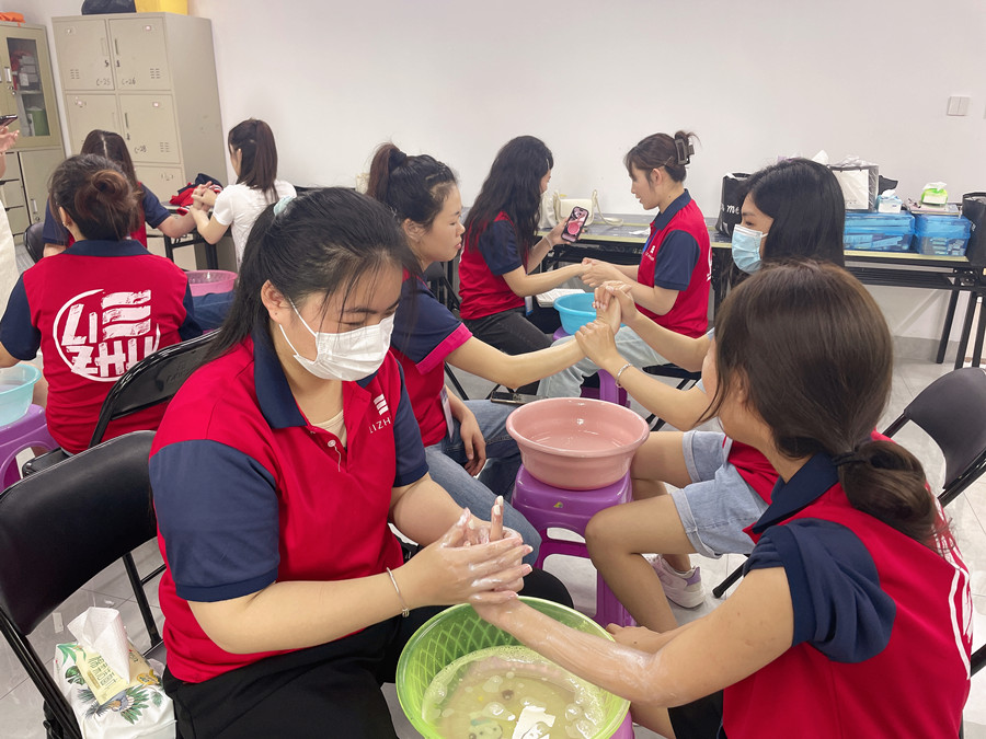 南寧美甲護(hù)理：指甲為什么會(huì)出現(xiàn)白點(diǎn)和豎線(xiàn)？