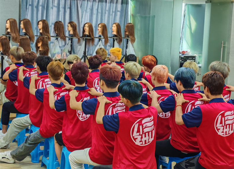 洗頭按摩練習(xí)，南寧美發(fā)洗頭學(xué)校課堂