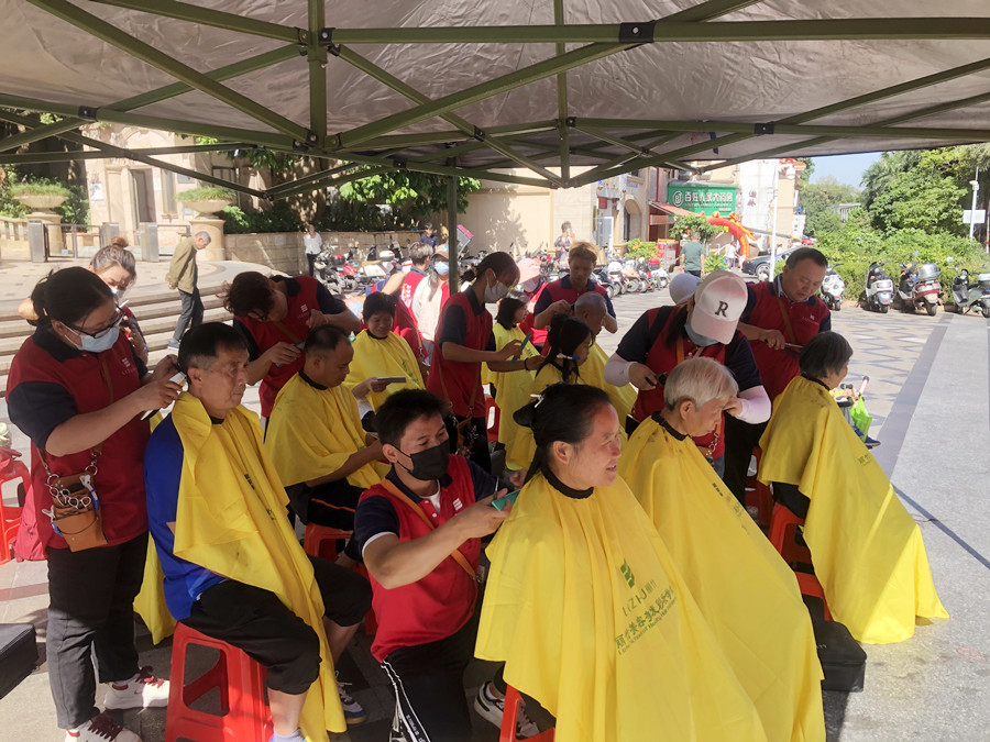 南寧美發(fā)學(xué)習(xí)課外活動(dòng)：到山水源小區(qū)為居民免費(fèi)理發(fā)