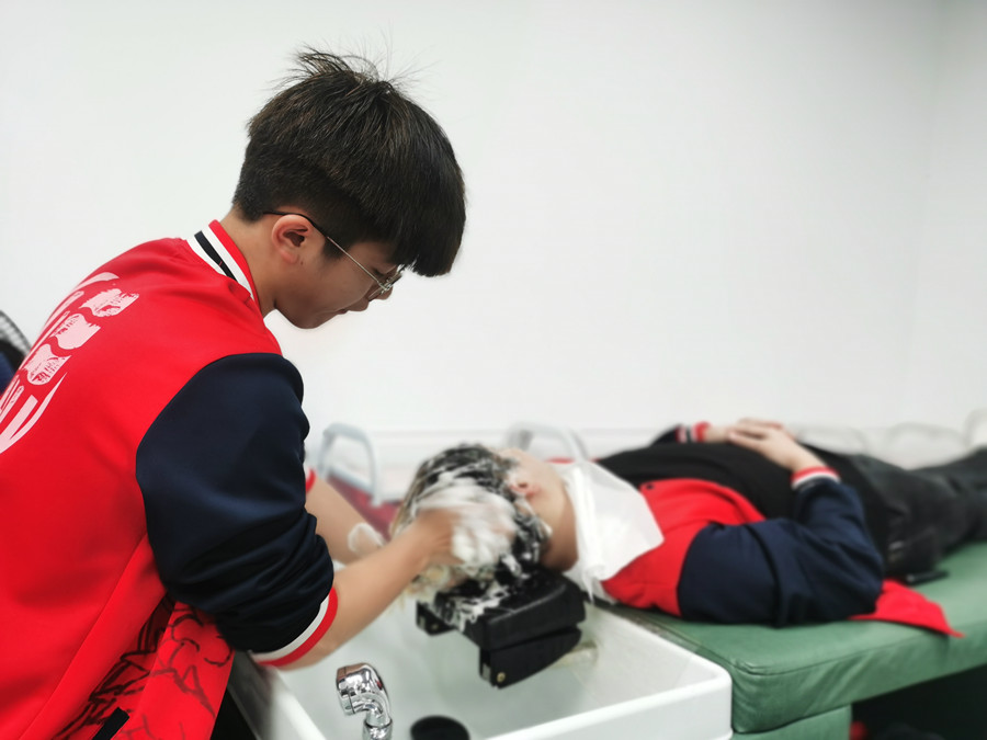 你頭發(fā)掉落的5個原因，南寧美發(fā)護發(fā)職校解析