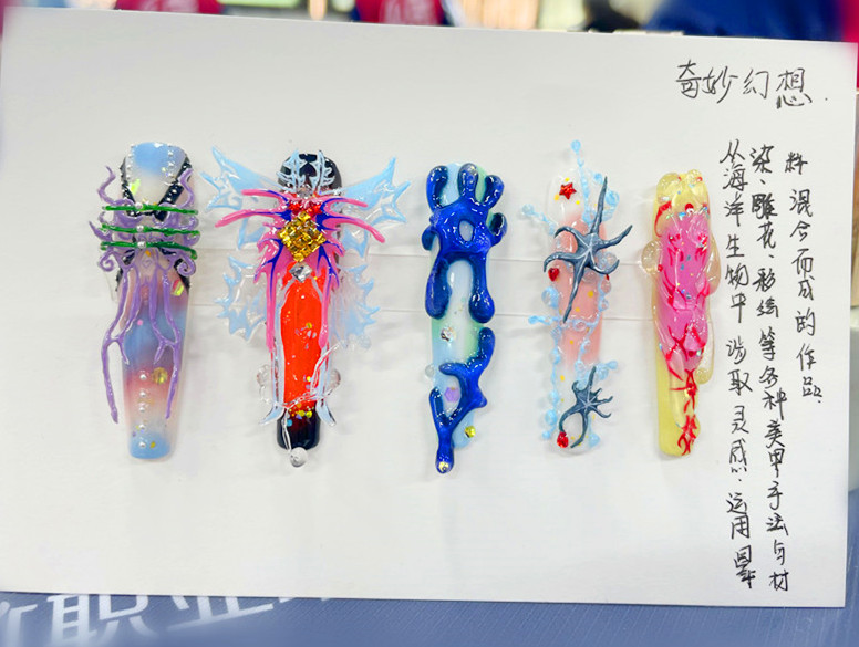 南寧學美甲零經驗學員作品《奇妙幻想》