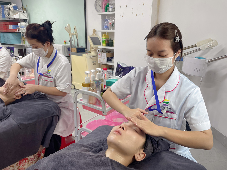 護(hù)膚三部曲有哪些項(xiàng)目？廣西學(xué)美容哪里便宜