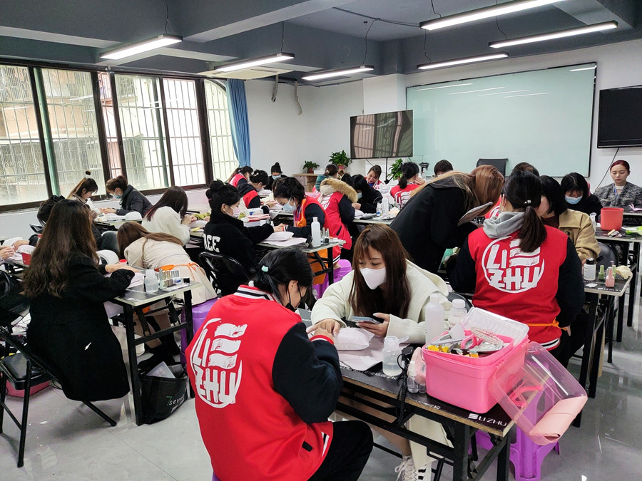 南寧美甲護理培訓：為什么你的指甲又脆又??？