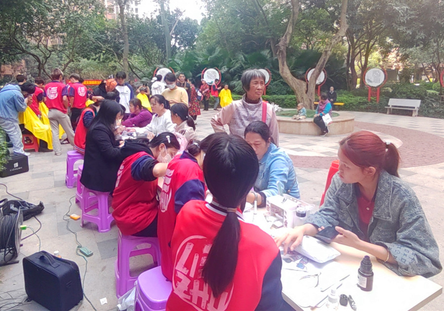 南寧美甲職業(yè)學(xué)校來(lái)到愛情海小區(qū)，為居民提供免費(fèi)美甲