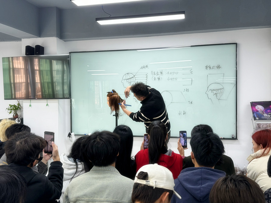 內斜手法練習，廣西美發(fā)女士剪發(fā)培訓