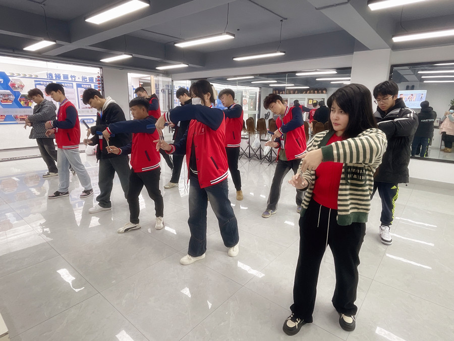 美發(fā)新手如何使用梳子？南寧美發(fā)基礎(chǔ)教學(xué)