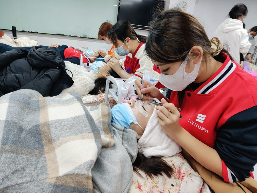 為什么學(xué)美甲也要學(xué)美睫？南寧美甲美睫學(xué)校告訴你