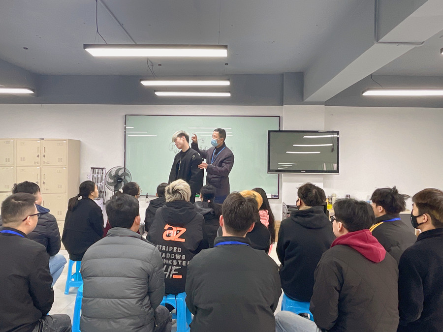 起發(fā)腳是什么？南寧學理發(fā)剪發(fā)培訓