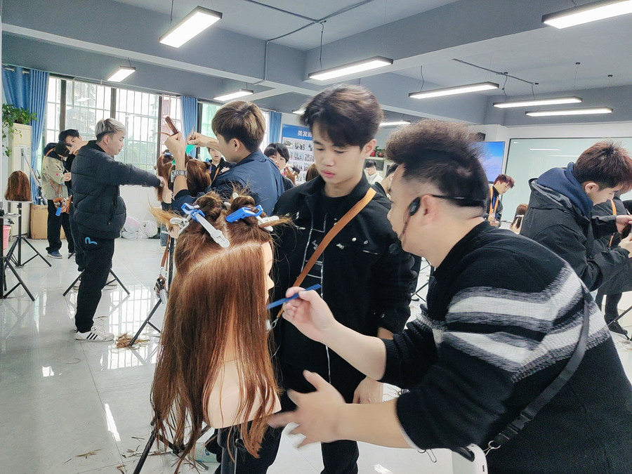 南寧剪女發(fā)哪里時尚？南寧哪里可以學剪女？