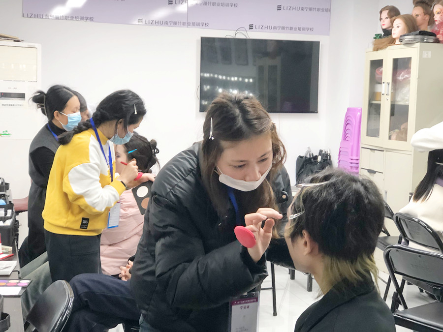 廣西化妝基礎(chǔ)短期：零基礎(chǔ)學(xué)化妝入門學(xué)什么？