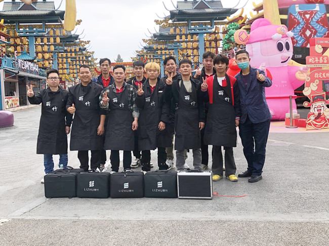 廣西美發(fā)職業(yè)學(xué)?！岸露挲堫^”義剪活動(dòng)