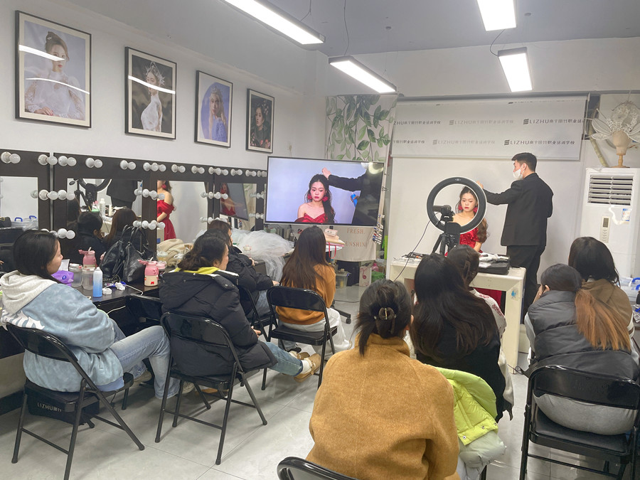 千金禮服造型教程解析，南寧新娘跟妝培訓(xùn)