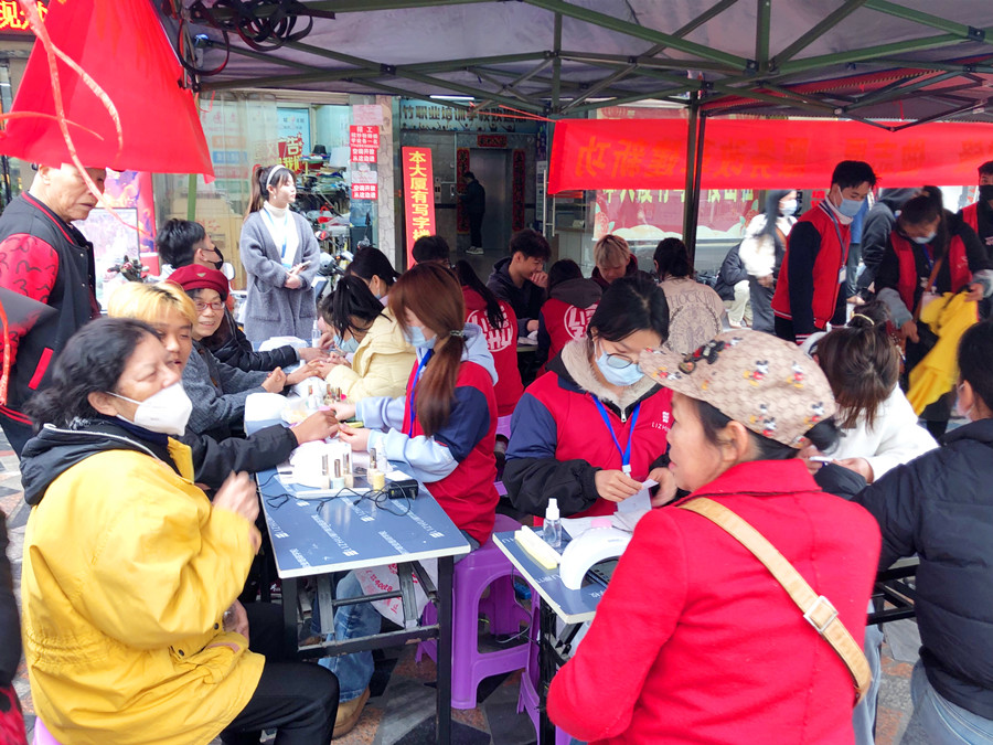 美甲活動(dòng)免費(fèi)，南寧美甲造型專業(yè)學(xué)校開啟“學(xué)雷鋒月”