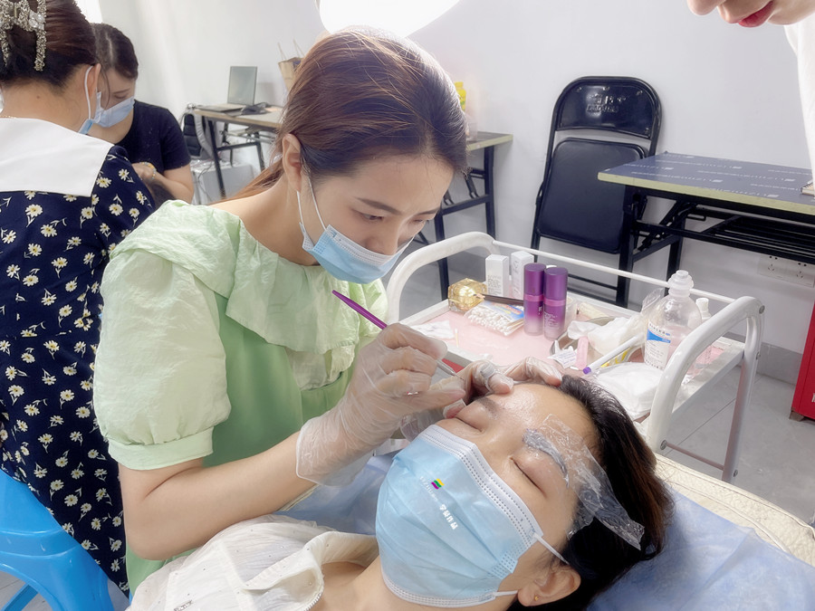 南寧教紋繡：如何掌握紋繡上色的時間？