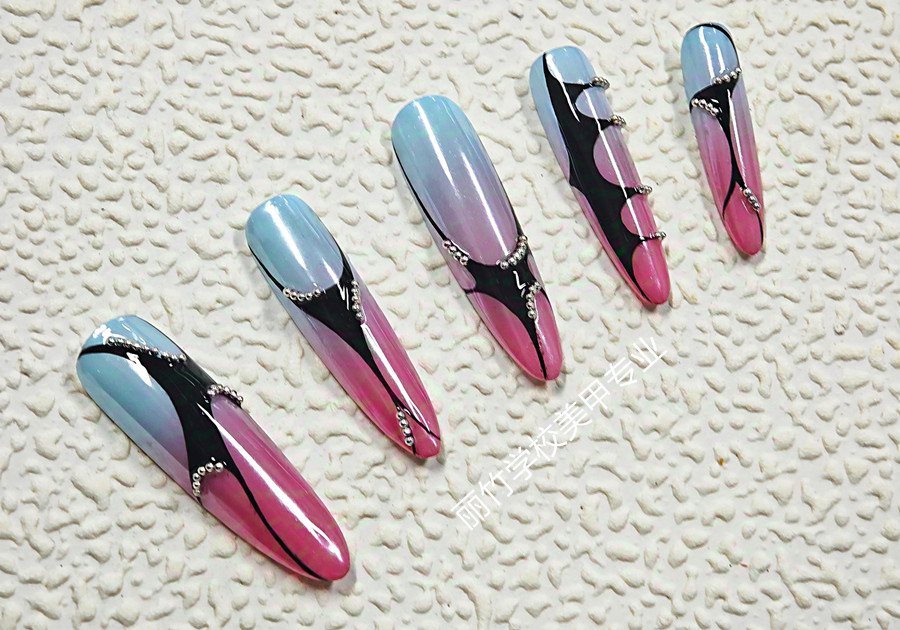  漸變線(xiàn)條美甲，廣西美甲學(xué)院實(shí)訓(xùn)作品
