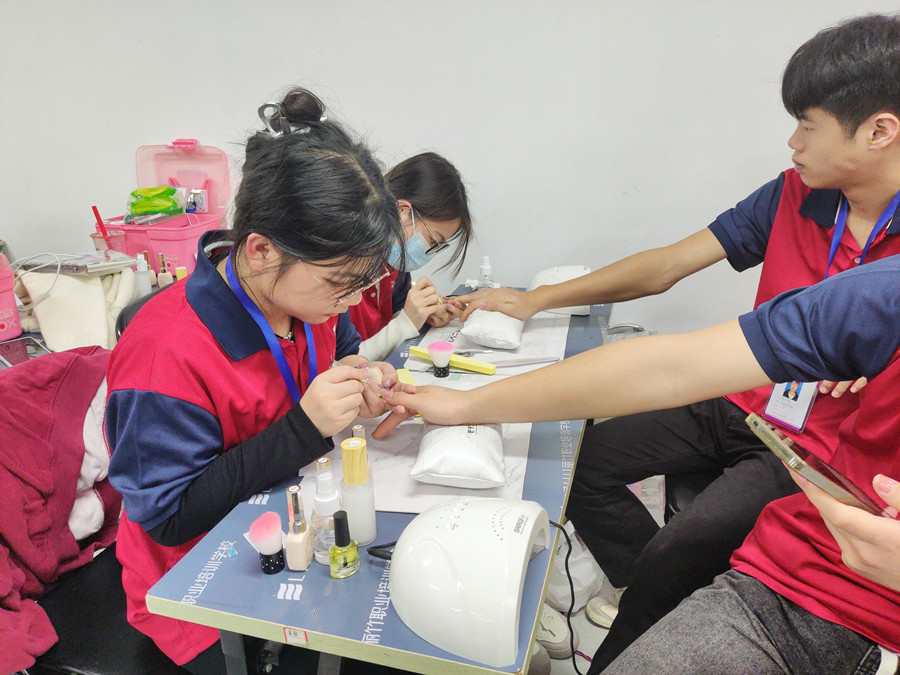 南寧學(xué)美甲的年齡限制？南寧學(xué)美甲去哪里？