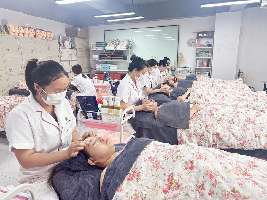 如何使用面霜進(jìn)行面部按摩？南寧教面部按摩