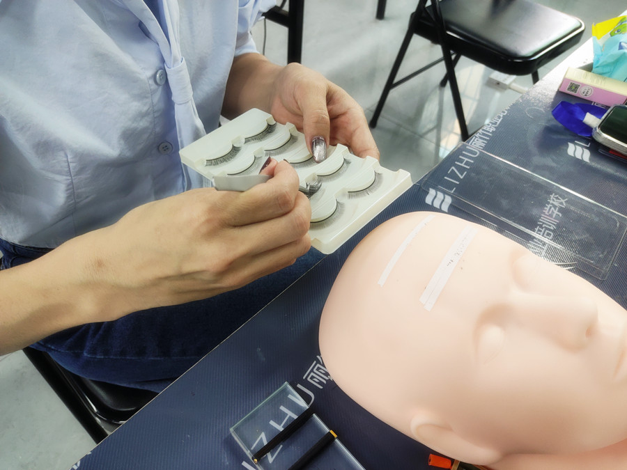 美睫單根嫁接教程，南寧美睫專業(yè)培訓(xùn)