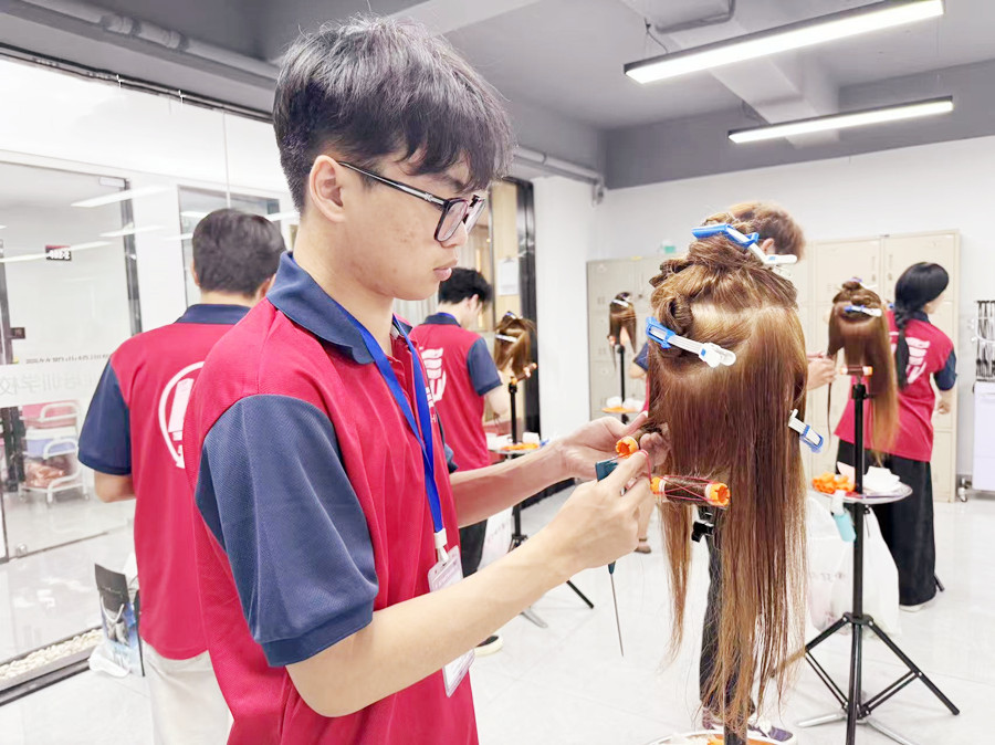 卷筒弄卷發(fā)的教程，南寧燙發(fā)造型學(xué)校課件