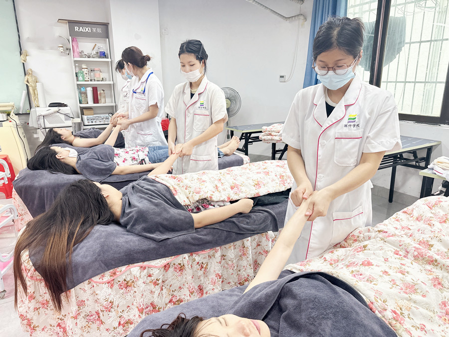 手臂按摩的好處，廣西美容美體教學(xué)