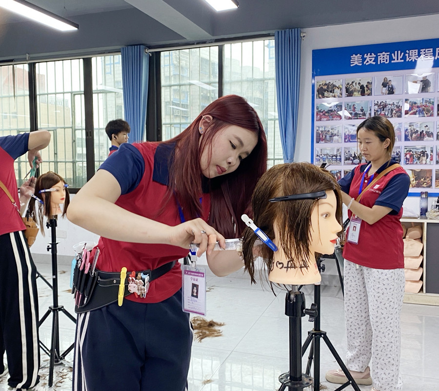 幼態(tài)臉選發(fā)型的關(guān)鍵，南寧剪發(fā)造型女士教學(xué)