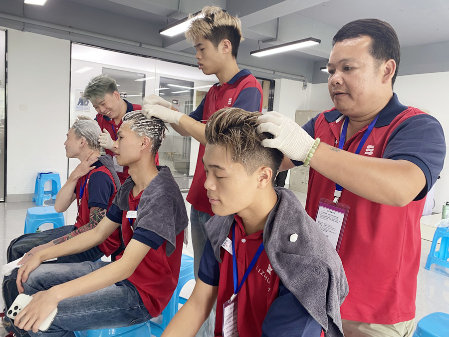 坐式洗頭起泡技巧，南寧美發(fā)洗護(hù)培訓(xùn)