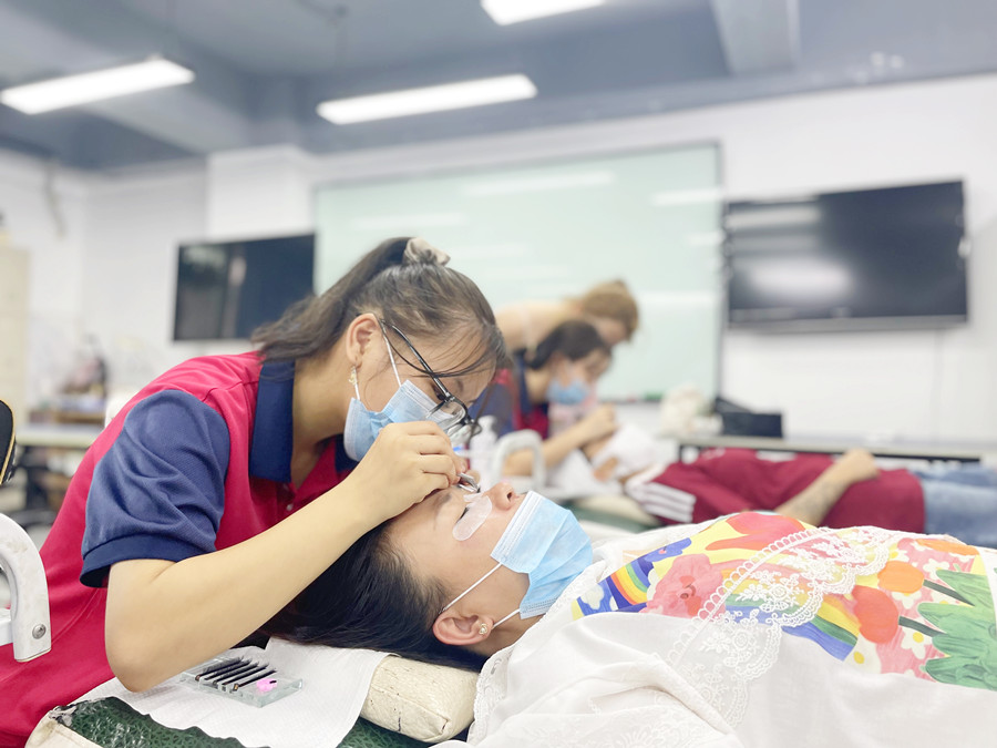 如何成為高價(jià)美睫師？南寧美睫學(xué)校排行分享技巧