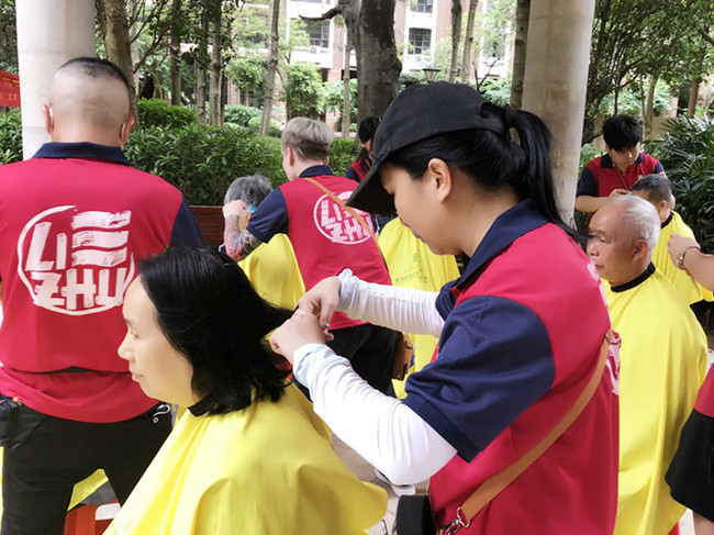 社區(qū)里的“便民理發(fā)店”開張了 | 廣西美發(fā)社會(huì)實(shí)踐報(bào)告