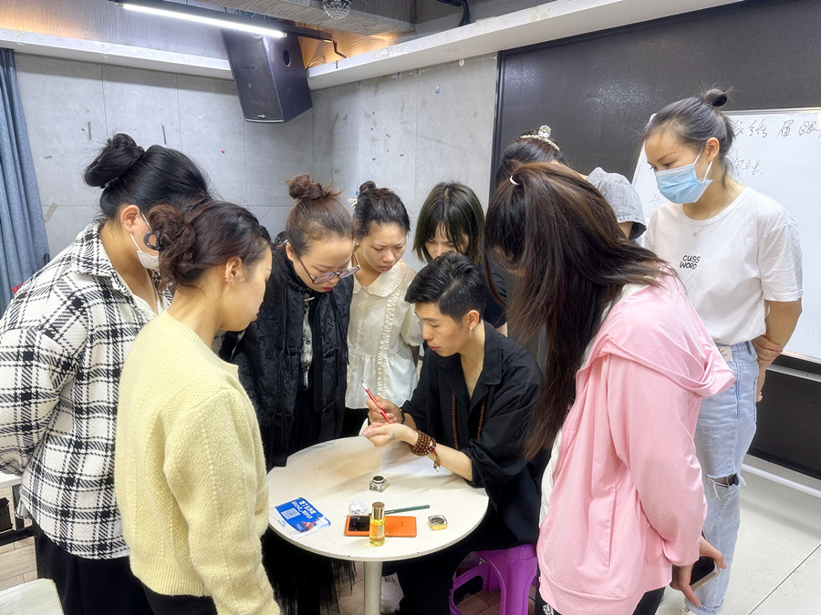 薄唇和厚唇的調(diào)整方法，廣西紋繡進(jìn)修深造培訓(xùn)?