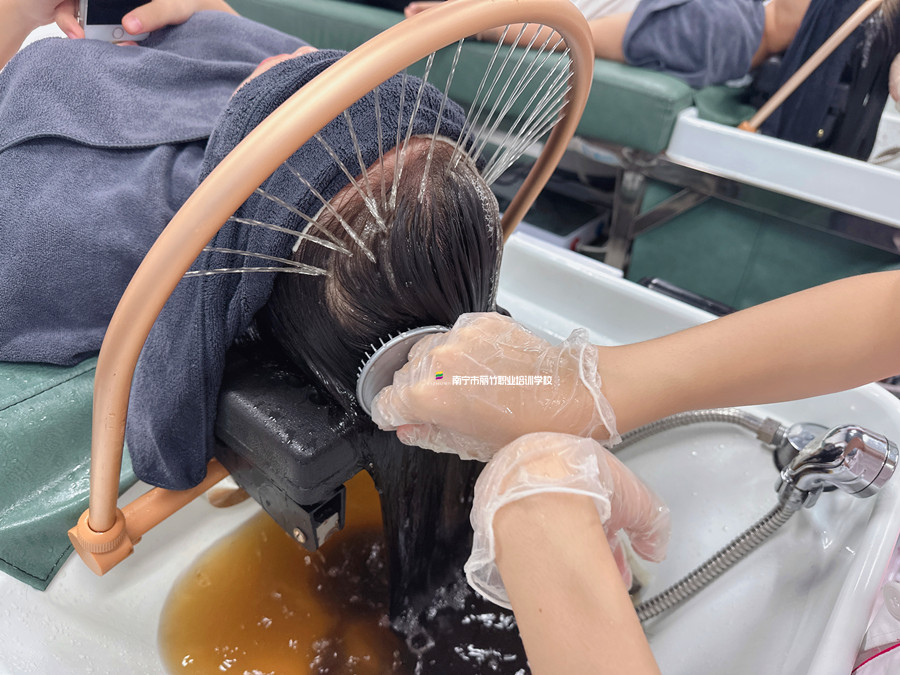 艾葉煮水洗頭好處？廣西頭療養(yǎng)發(fā)學校講解