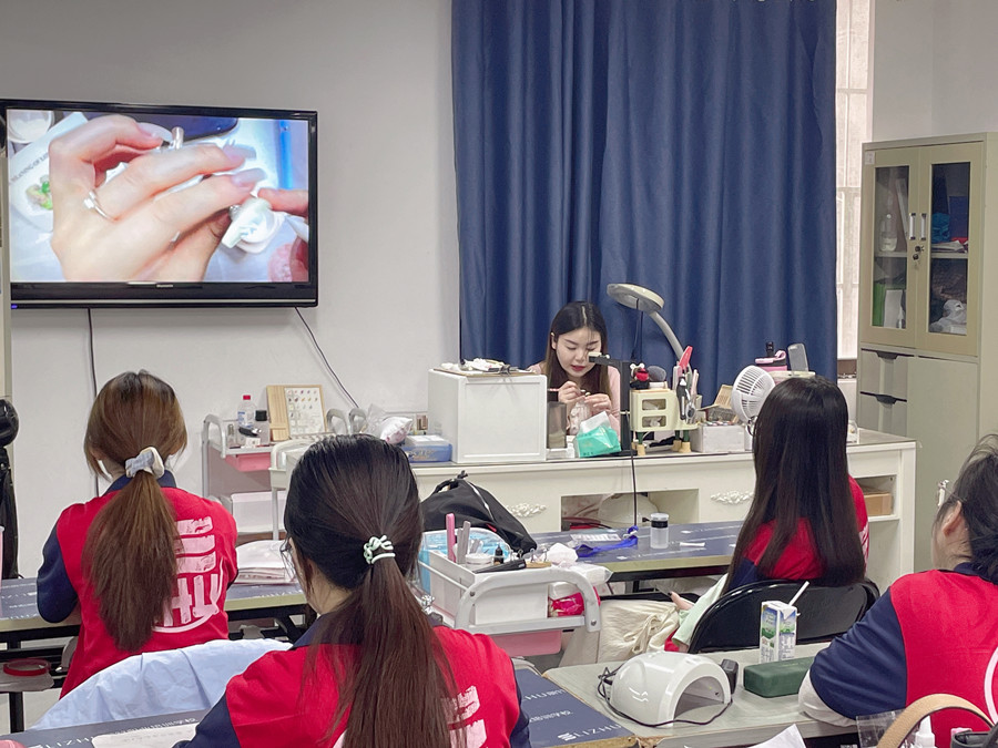 廣西學(xué)美甲有前途嗎？廣西美甲行業(yè)的前景如何？