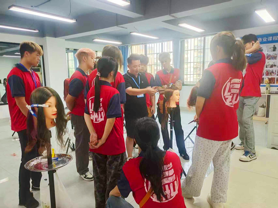 高層次鎖骨發(fā)的特點(diǎn)，0基礎(chǔ)學(xué)剪發(fā)