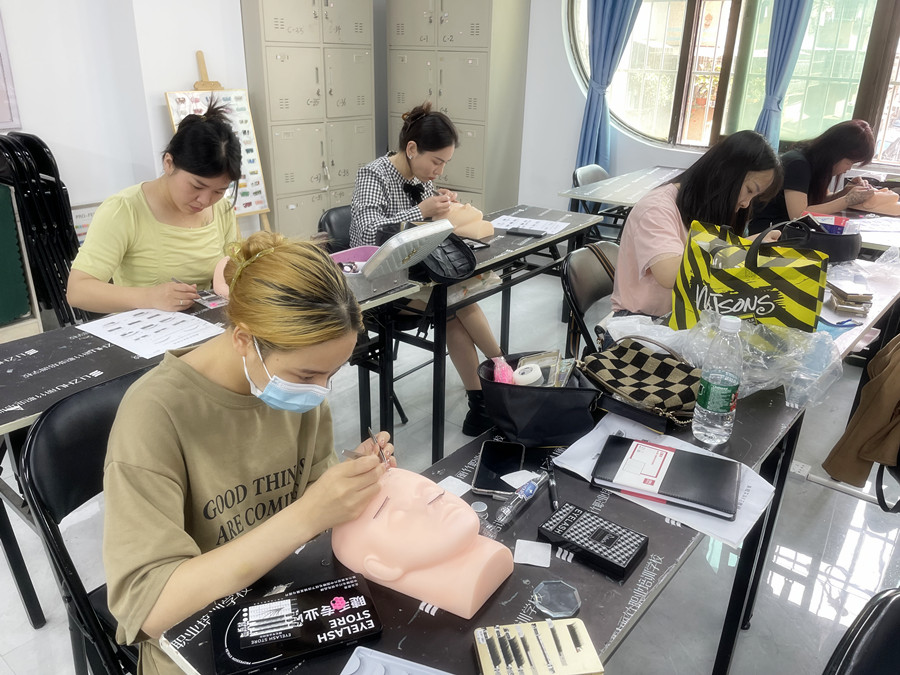 睫毛的基礎(chǔ)知識，南寧美甲培訓(xùn)正規(guī)講解