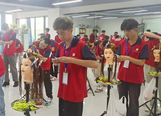 廣西學(xué)美發(fā)有前途嗎？廣西美發(fā)發(fā)展前景