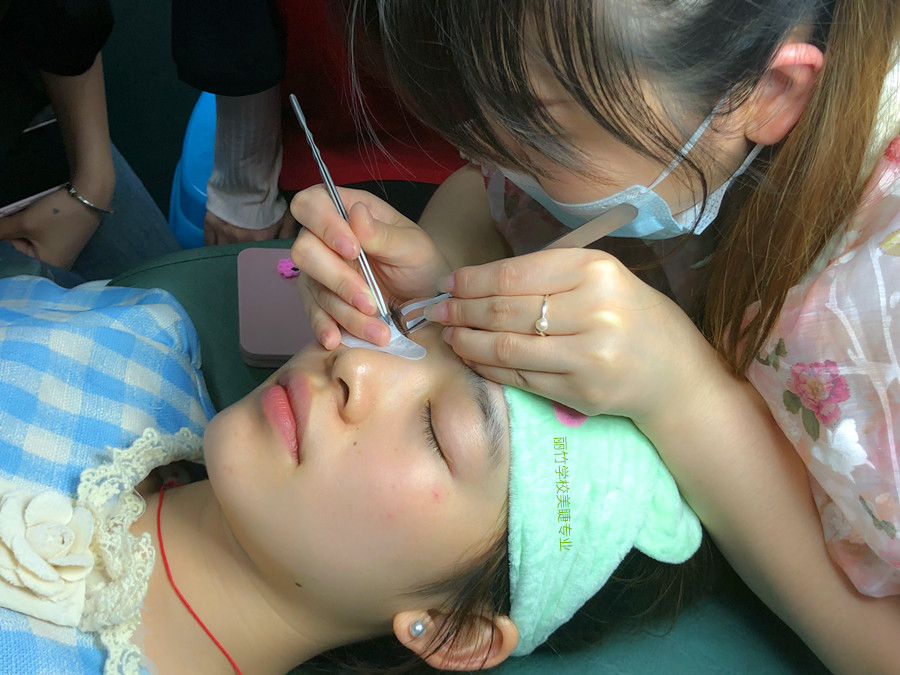 美睫師拿鑷子的標(biāo)準(zhǔn)，美睫教學(xué)零基礎(chǔ)