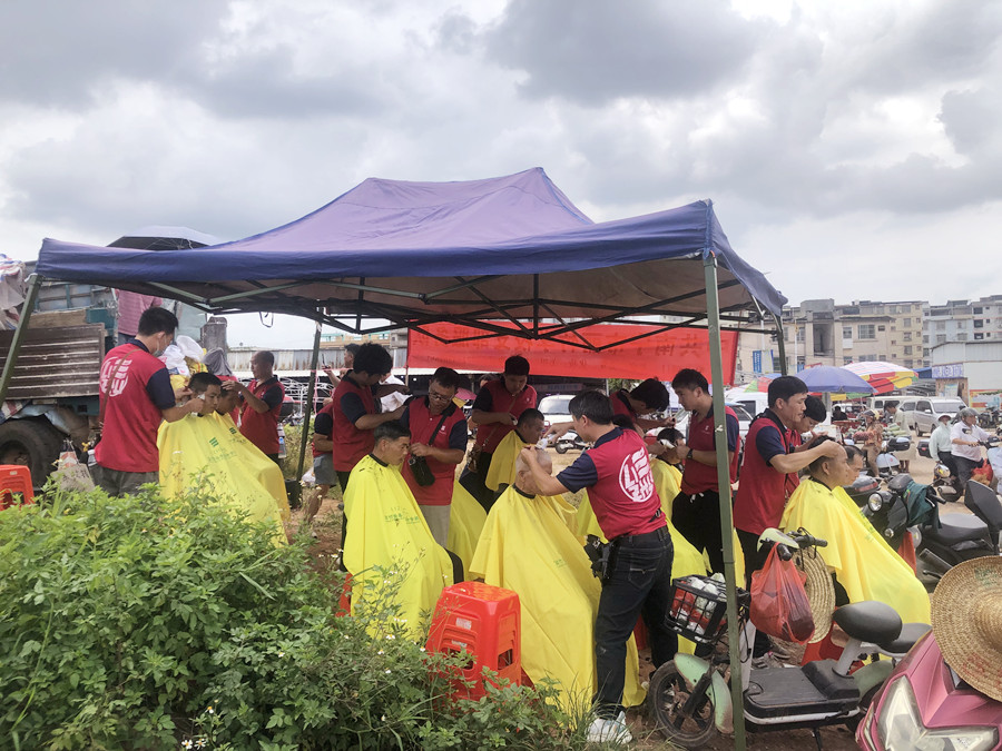 南寧美發(fā)男士精剪造型班外出義剪，大受歡迎