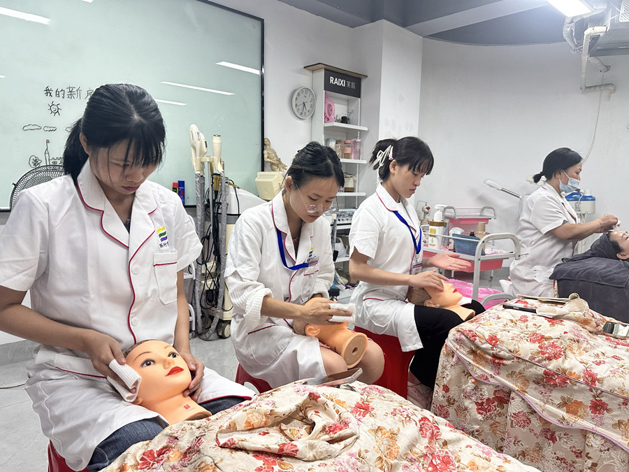 美容新手用假頭模練習(xí)的好處，學(xué)美容0基礎(chǔ)