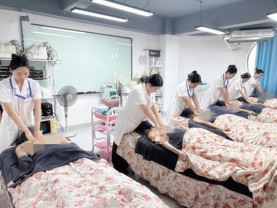 零基礎背部按摩實操課，廣西美容課堂隨拍