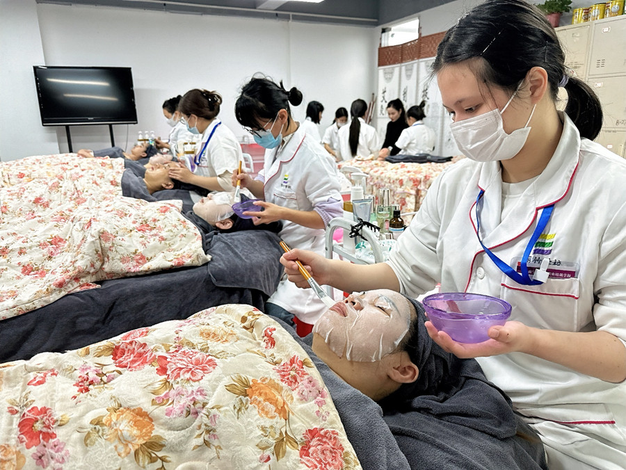 不同膚質(zhì)敷面膜的頻率，南寧護(hù)膚學(xué)校分享