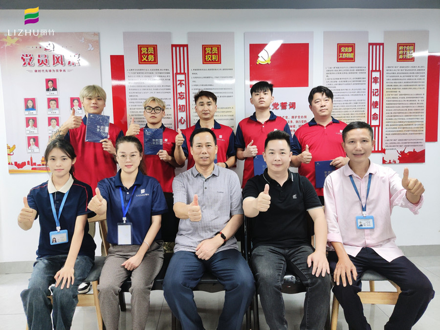 廣西美發(fā)學(xué)校畢業(yè)，校長(zhǎng)頒發(fā)證書寄祝福