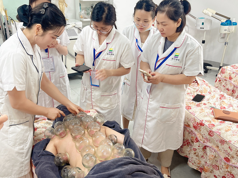 廣西美容真人實(shí)操，解鎖背部拔罐新技能