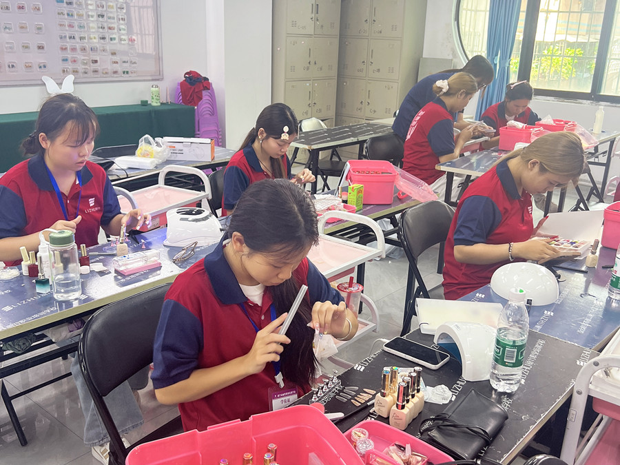 新手打磨甲片的技巧，南寧美甲訓(xùn)練