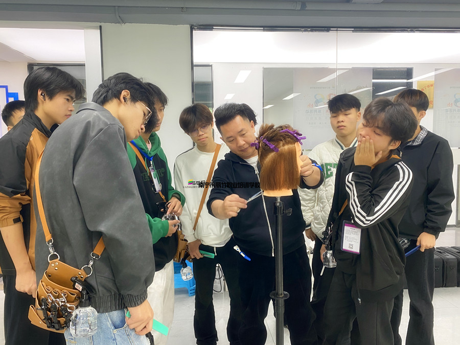 圓形層次修剪，廣西剪發(fā)技術(shù)學(xué)校