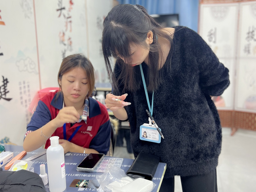 輕奢綠色貓眼美甲，南寧專業(yè)美甲學(xué)校學(xué)員作品